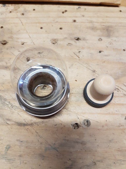 20220828_131322.jpg (158.17 Kio) Vu 3930 fois Evidage de l'ampoule et préparation du support de la led 12V