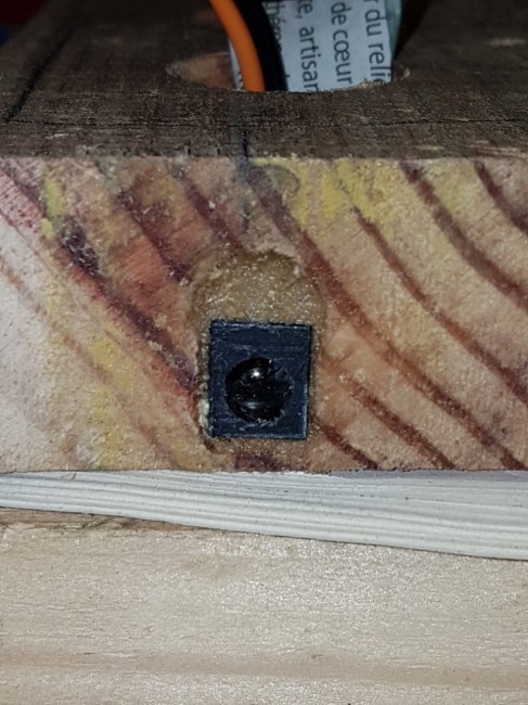 20221006_074108.jpg (214.42 Kio) Vu 3620 fois Insertion du port d'alimentation 12v dans le socle