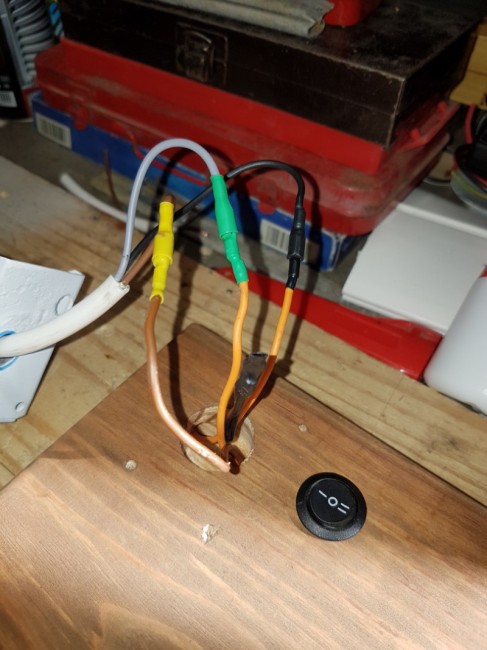 20221012_163212.jpg (170.39 Kio) Vu 3930 fois Insertion Inter 3 positions + connexion du câblage dans le pied