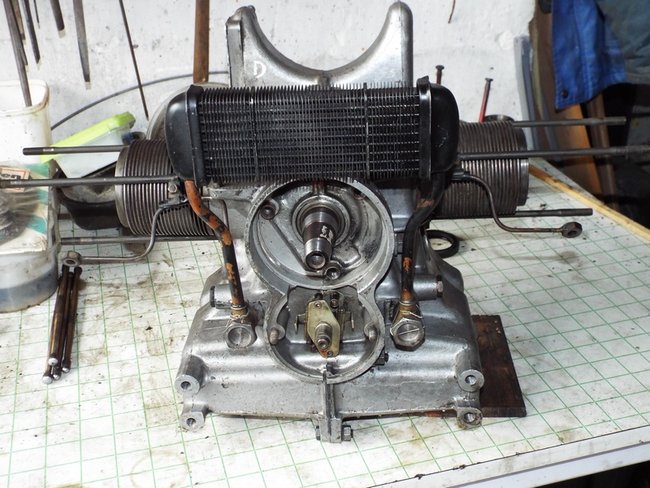 Le moteur en cours de remontage