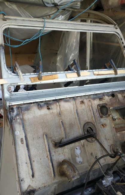 IMG_20230914_130628.jpg (159.16 Kio) Vu 7882 fois Redressage de la baie avec des serre joint.