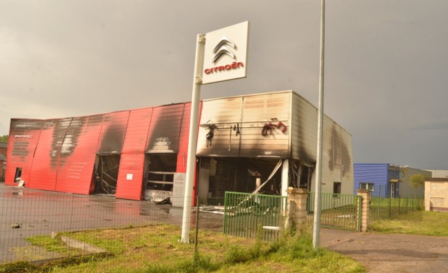 l-incendie-s-est-declare-vers-3h50-et-a-entierement-ravage-le-garage-citroen-de-boulay-moselle-dans-lequel-se-trouvait-une-quinzaine-de-voitures-photo-rl-1504879195.jpg