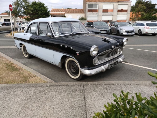 et je pense une Simca vedette Régence !