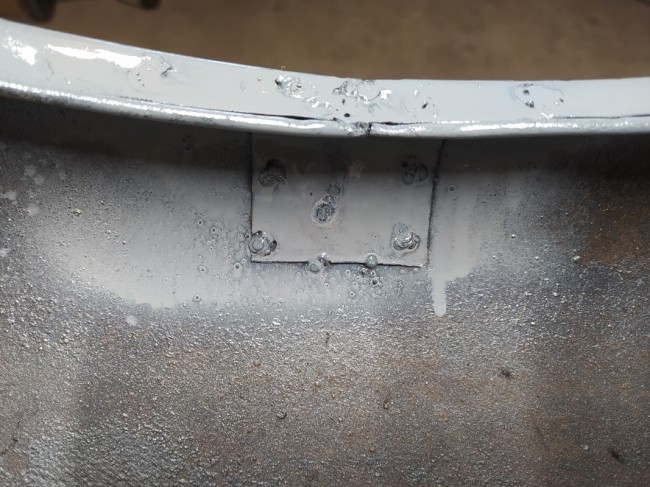 1735648033068_012716.jpg (272.89 Kio) Vu 7099 fois Renfort a l'intérieur avec point bouchon pareil pour la lèvre bande de tôle de 1cm a l'intérieur et point bouchon