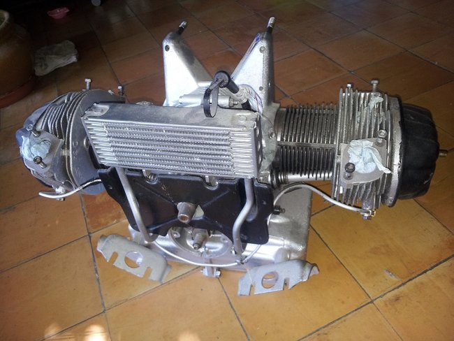 voila le moteur &quot;refait&quot; par un garagiste &quot;spécialiste&quot; 2cvpour 350euros...