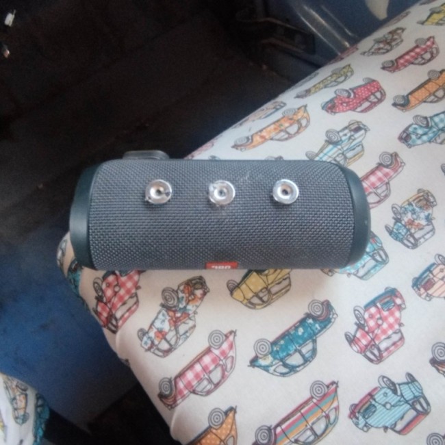 ... des petits aimants pour maintenir l'enceinte sur son support, plus pratiques que le caoutchouc ...