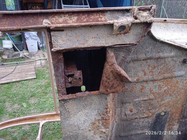 Elle est de 1981, du Lot , dernière les fagots