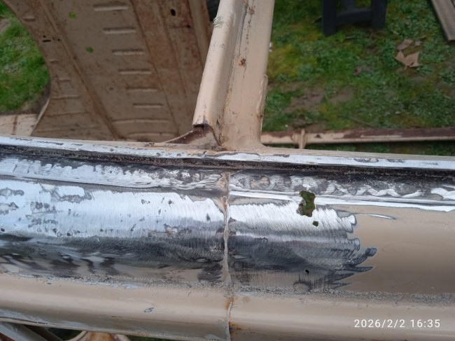 Il a un peu de travail, enfin de quoi s'occuper les mains et l'esprit aussi.